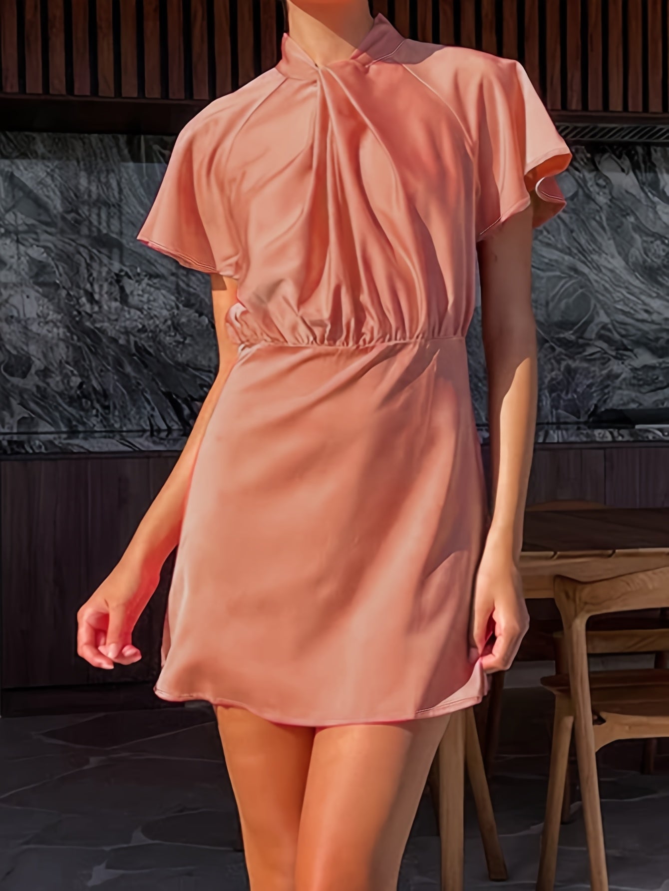 Charmantes Polyester-Satin-Kleid für Damen – mit Twist-Front, Rüschenärmeln und Stehkragen