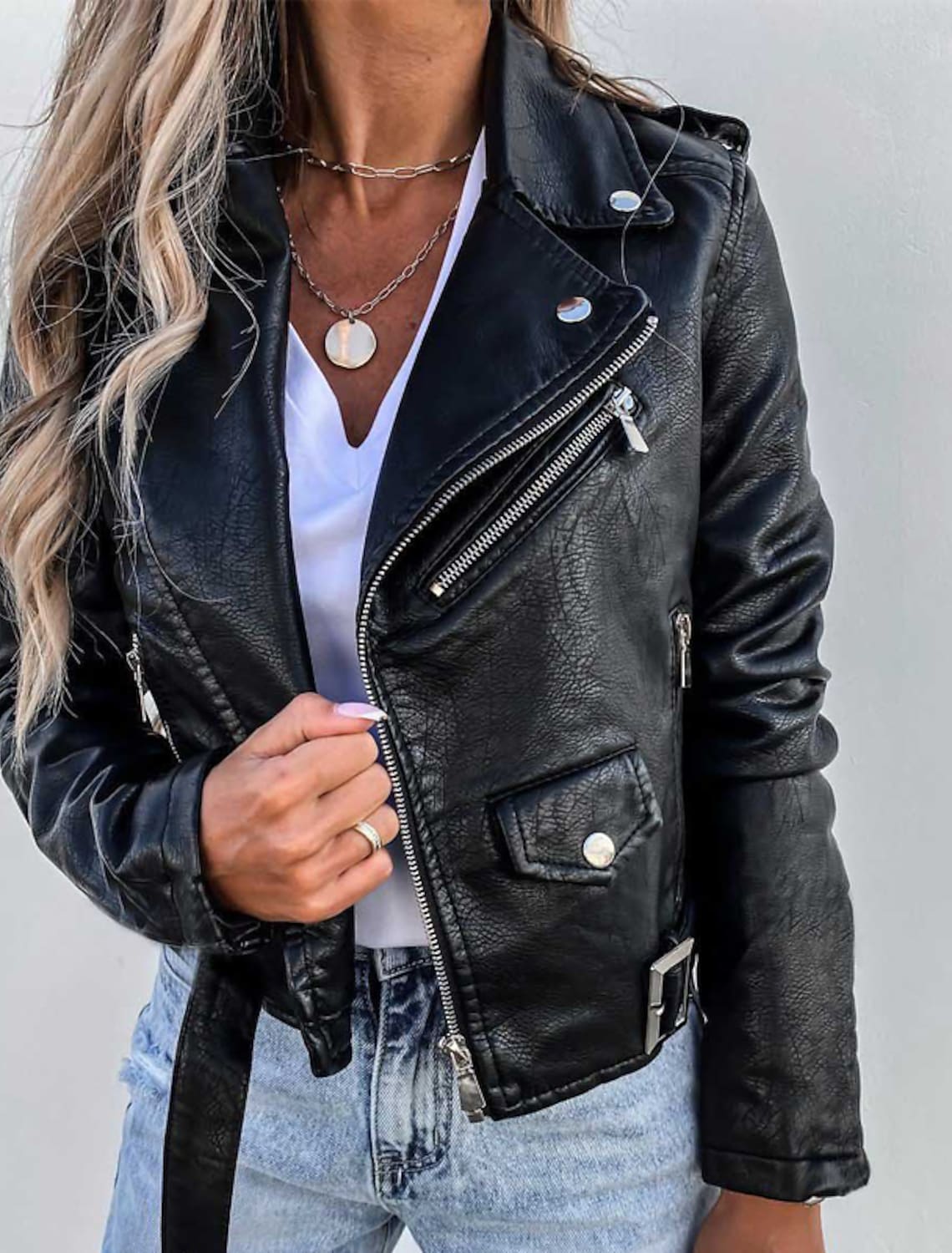 Kurze Bikerjacke mit Stehkragen und Reißverschlussdetails | Ideal für Frühling und Herbst