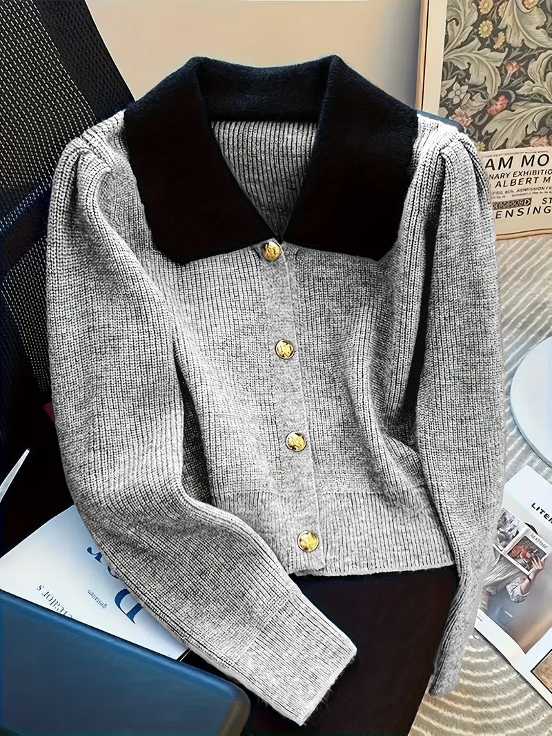 Reign - Strickjacke mit kontrastierendem Kragen und Knopfverschluss