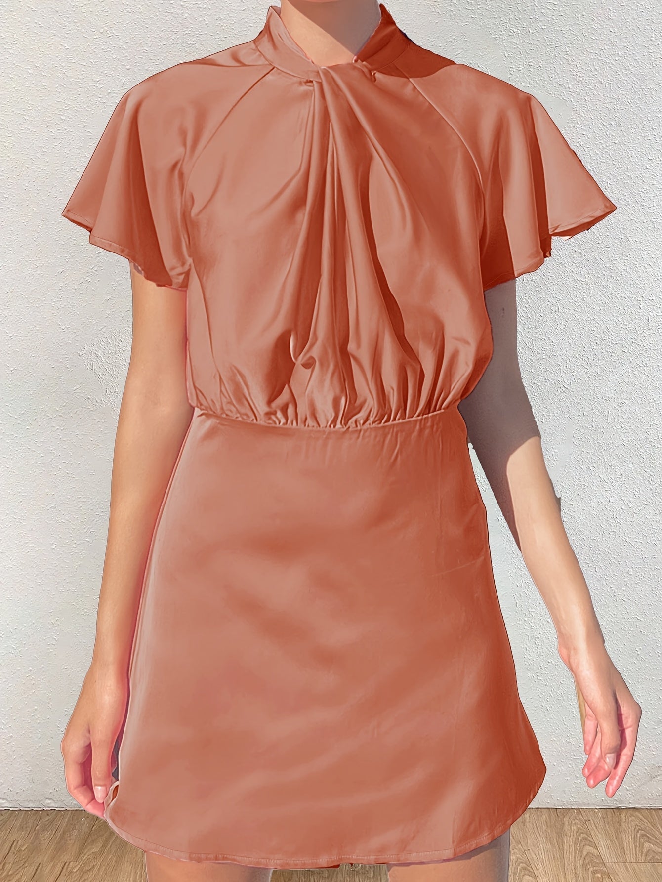 Charmantes Polyester-Satin-Kleid für Damen – mit Twist-Front, Rüschenärmeln und Stehkragen