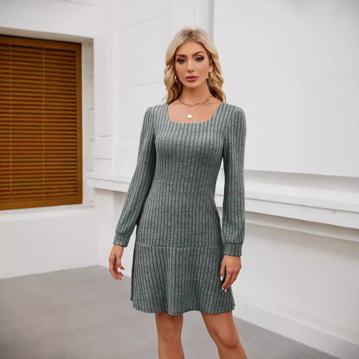 Kleid mit eckigem Ausschnitt, Laternenärmeln und Taschen | Ideal für Frühling und Herbst