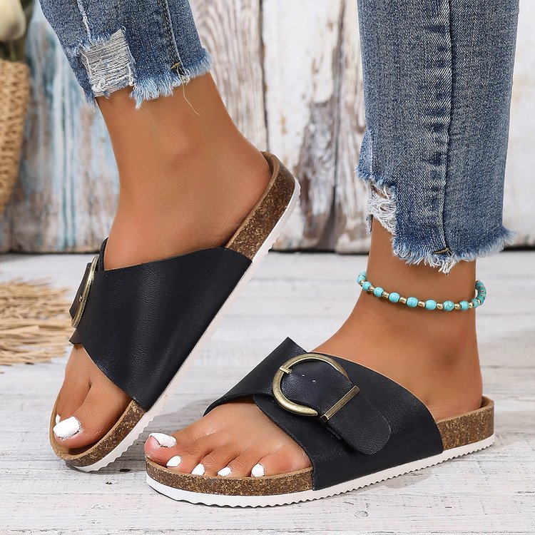 Flache Slip-On-Pantoletten mit Metalldetail | Ideal für den Sommer