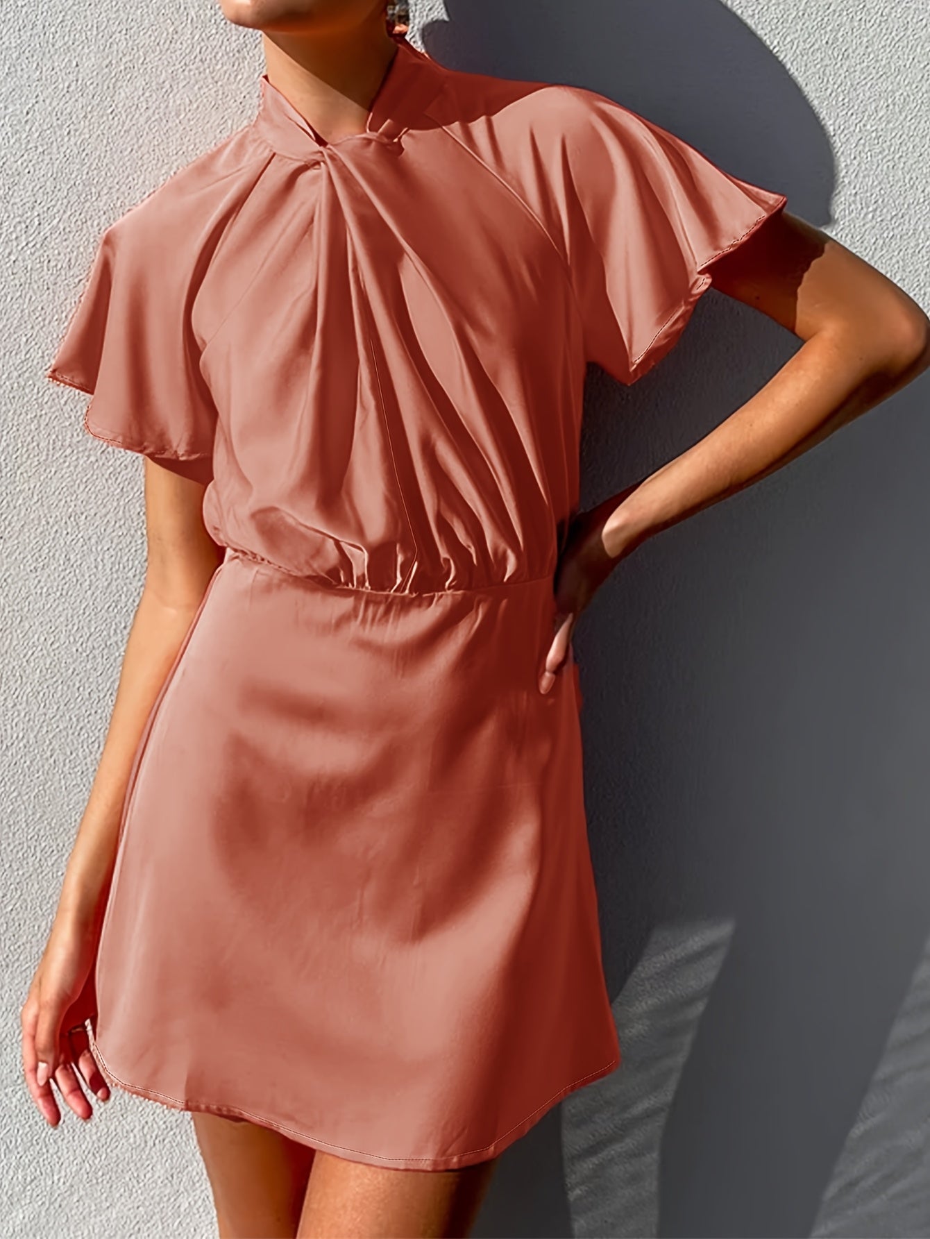 Charmantes Polyester-Satin-Kleid für Damen – mit Twist-Front, Rüschenärmeln und Stehkragen