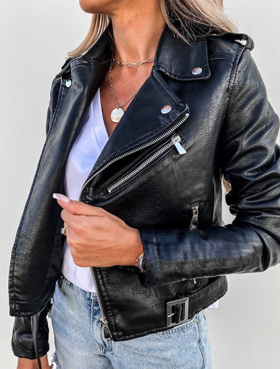 Kurze Bikerjacke mit Stehkragen und Reißverschlussdetails | Ideal für Frühling und Herbst