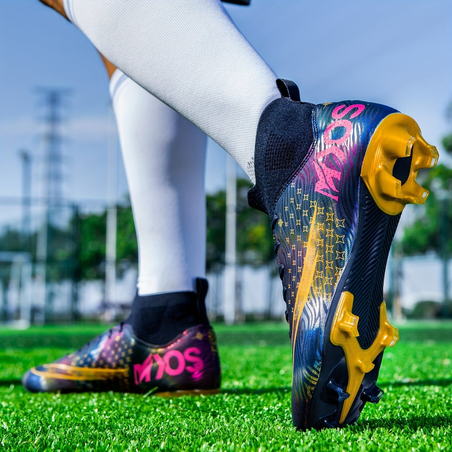 Moderne Feldfußballschuhe in leuchtenden Farben