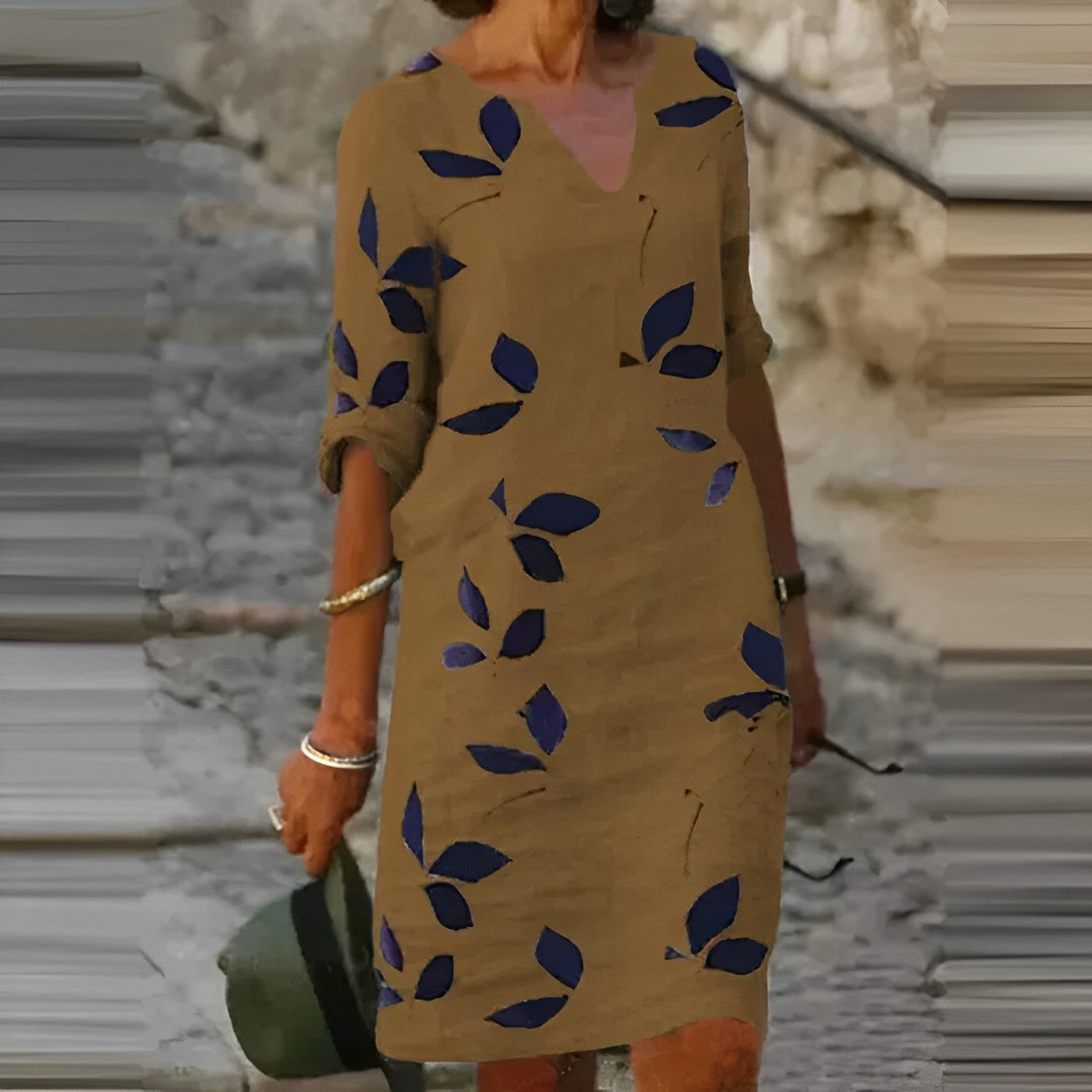 Sommerkleid mit Blätterdruck und fließender Silhouette | Ideal für den Sommer