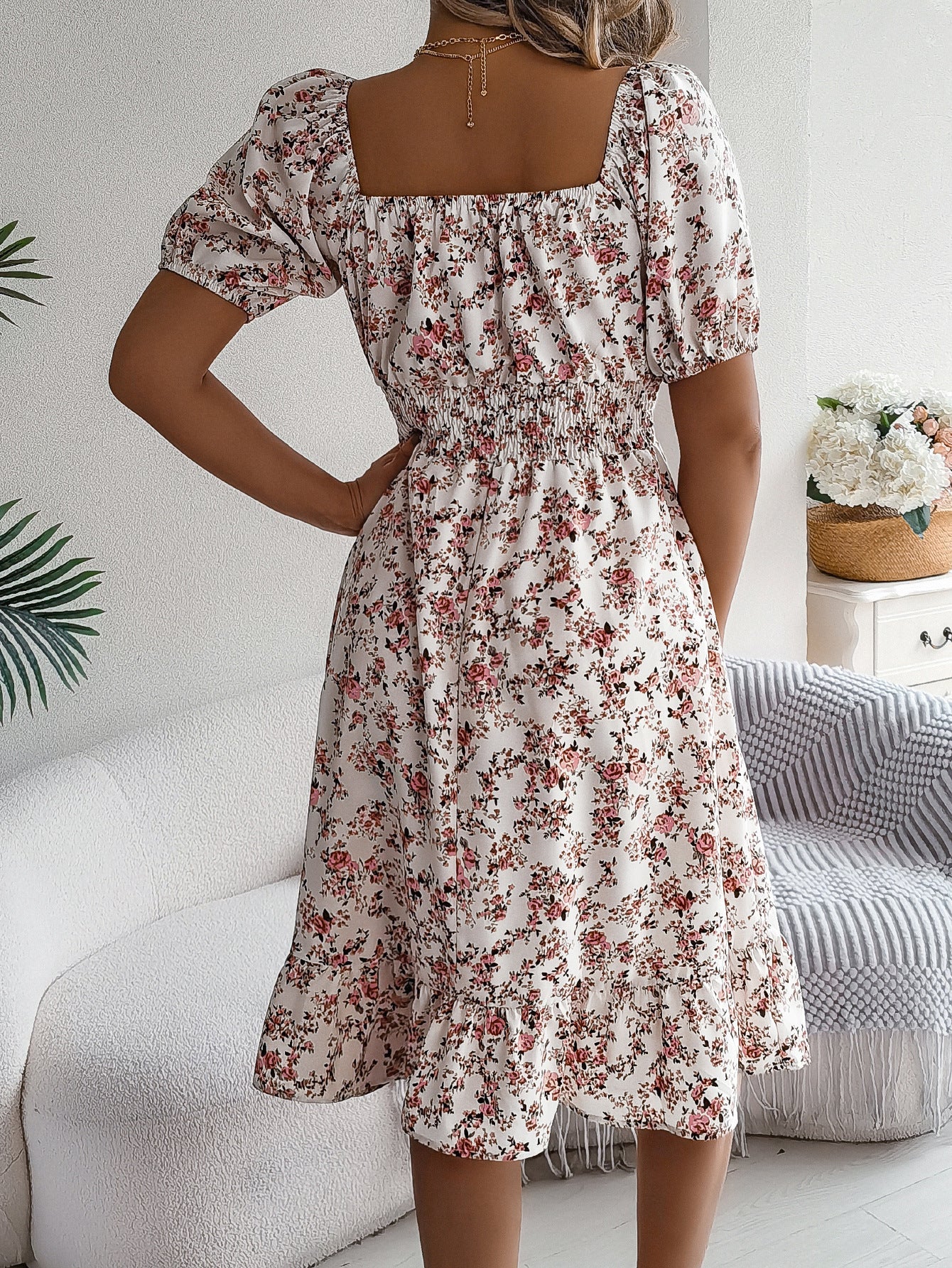 Geblümtes Kleid mit eckigem Ausschnitt, Rüschen und hoher Taille | Ideal für den Sommer