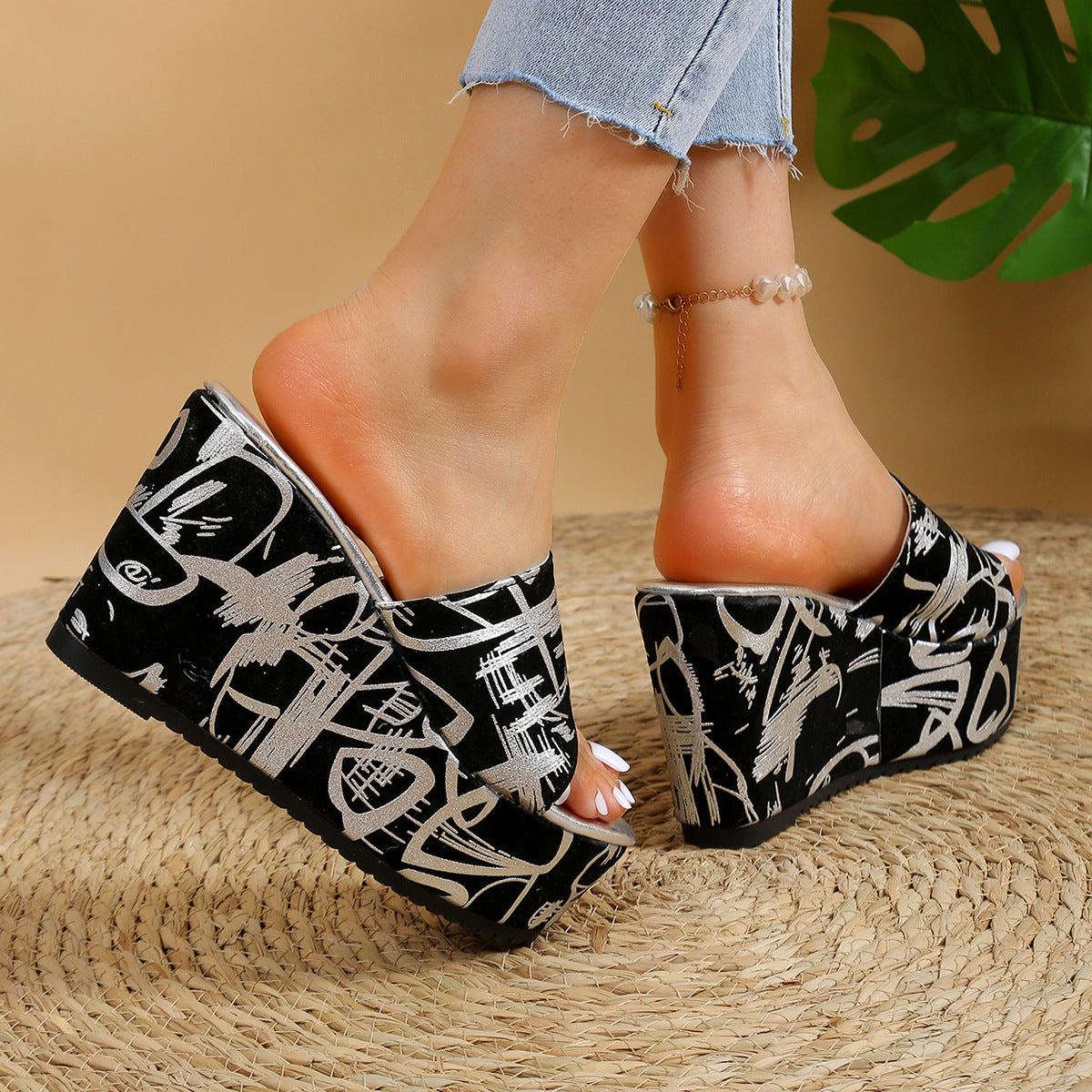 Rundzehige Keilpantoffeln mit Druckdesign | Ideal für den Sommer
