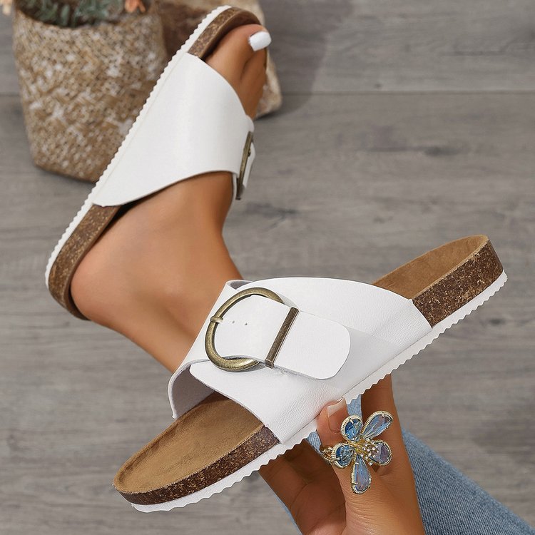 Flache Slip-On-Pantoletten mit Metalldetail | Ideal für den Sommer