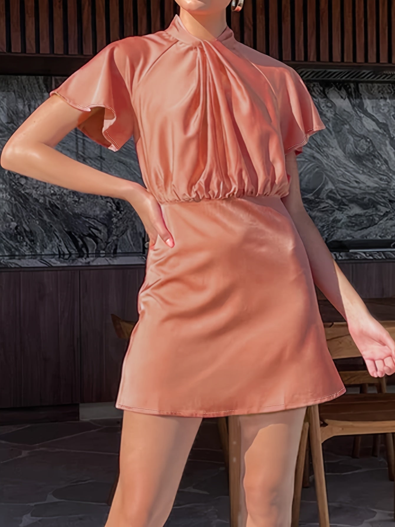 Charmantes Polyester-Satin-Kleid für Damen – mit Twist-Front, Rüschenärmeln und Stehkragen