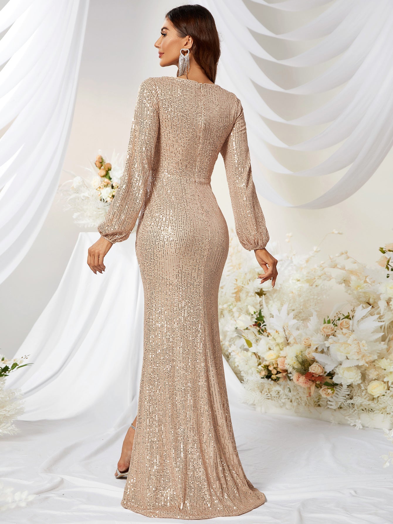Paillettenbesetztes V-Ausschnitt-Langarm-Fishtail-Kleid mit hohem Schlitz | Ideal für Herbst und Winter