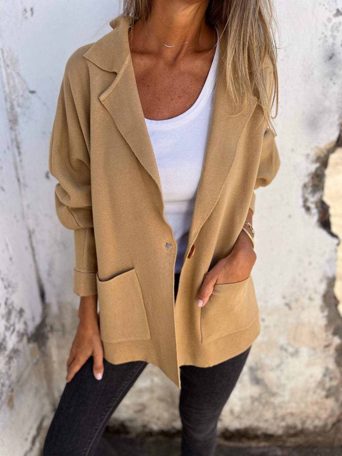 Langer Damenmantel mit Reverskragen und Taschen - Ideal für Herbst und Frühling