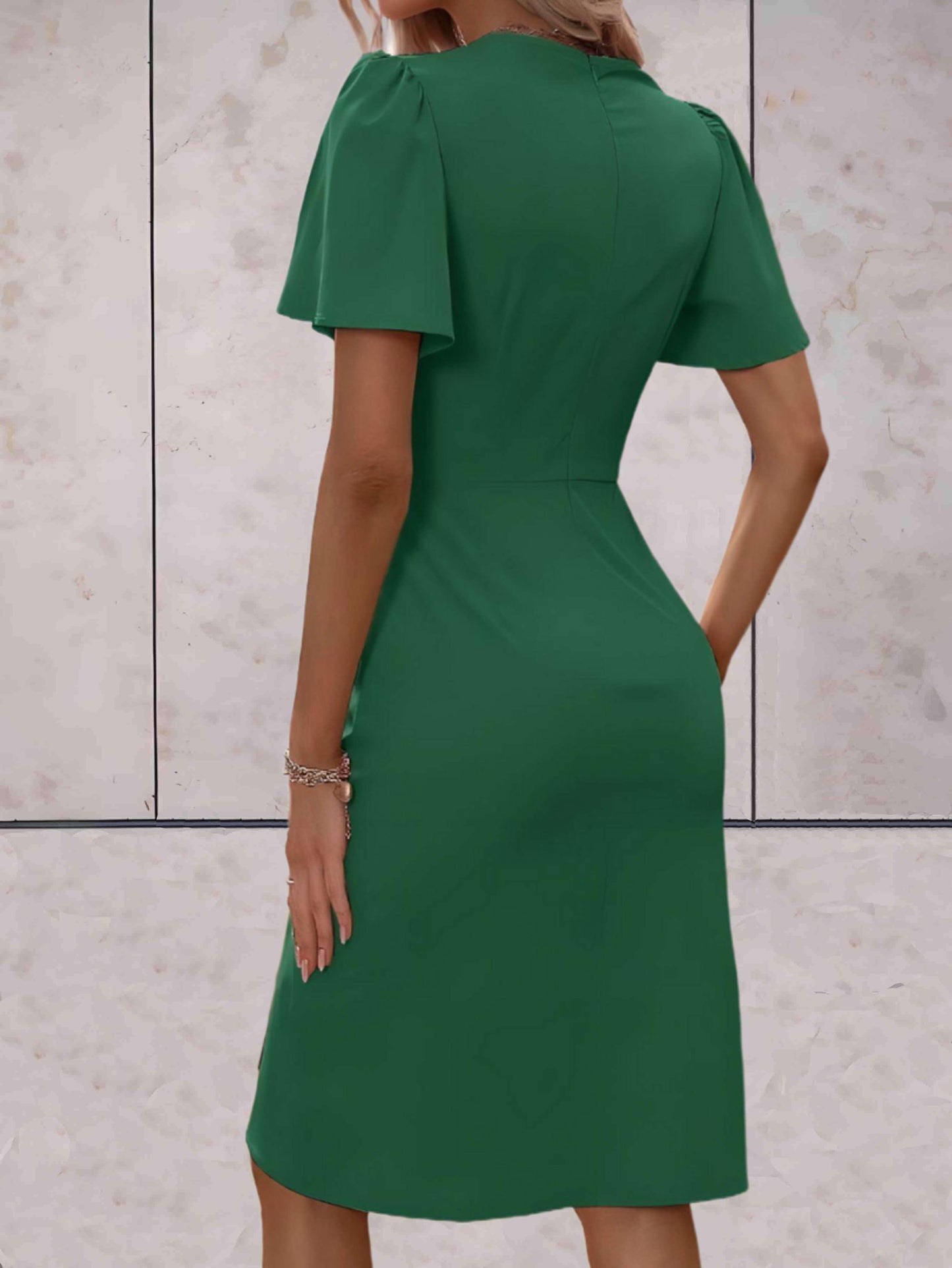 Schmal geschnittenes Kleid mit fließenden Ärmeln | Ideal für Frühling und Herbst
