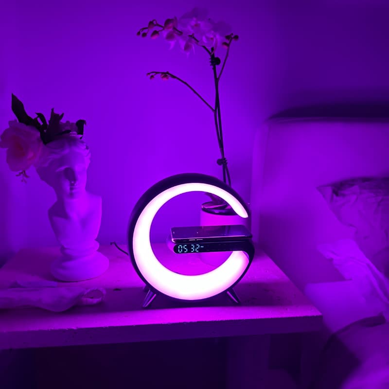 Intelligenter LED-Wecker mit kabelloser Ladestation