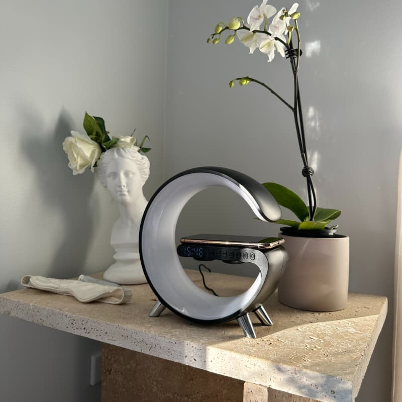 Intelligenter LED-Wecker mit kabelloser Ladestation