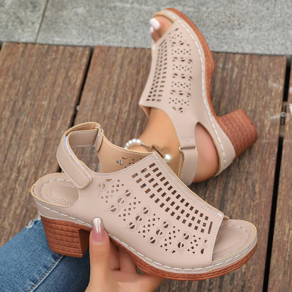 Offene Sandalen mit Hohldesign und Klettverschluss | Ideal für den Sommer