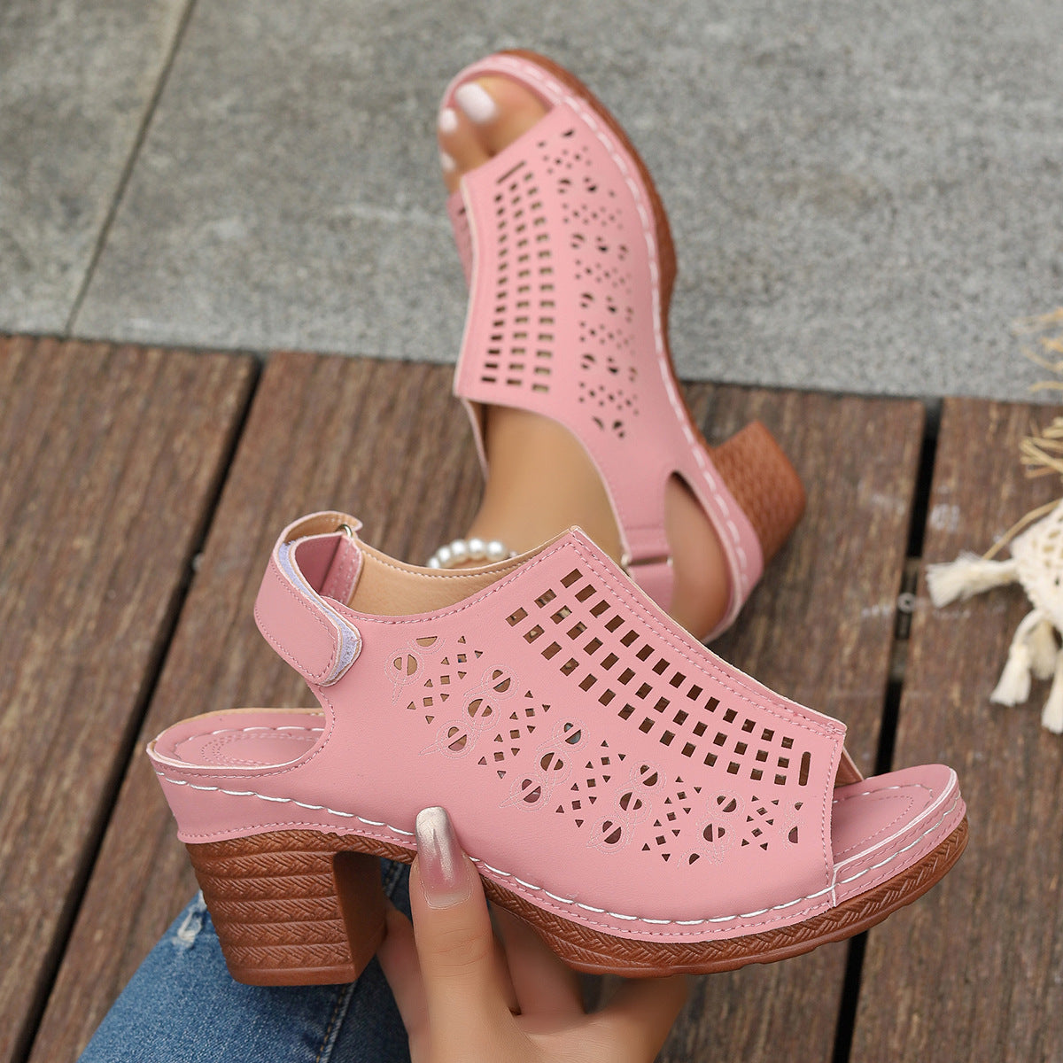 Offene Sandalen mit Hohldesign und Klettverschluss | Ideal für den Sommer