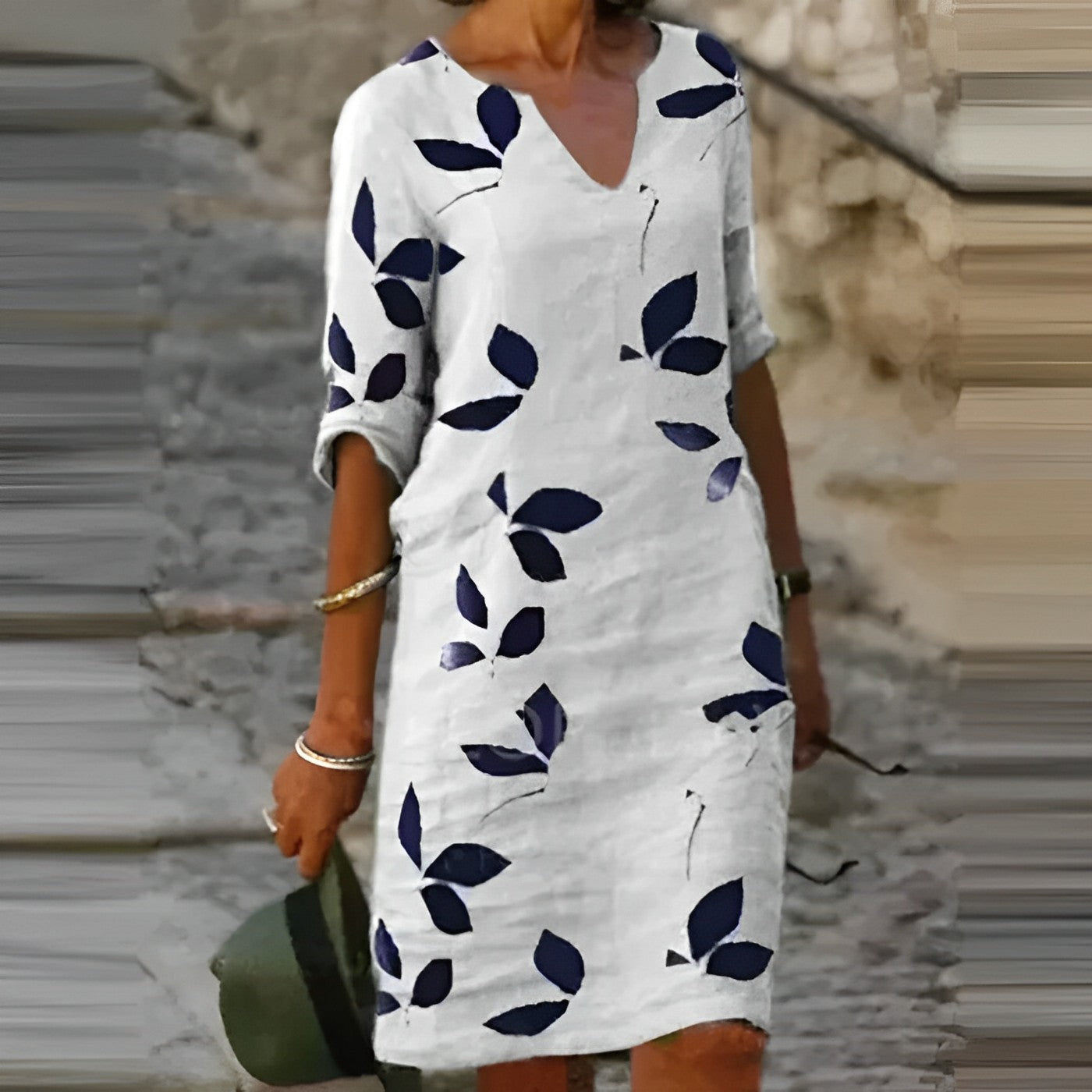 Sommerkleid mit Blätterdruck und fließender Silhouette | Ideal für den Sommer