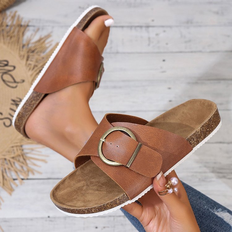 Flache Slip-On-Pantoletten mit Metalldetail | Ideal für den Sommer