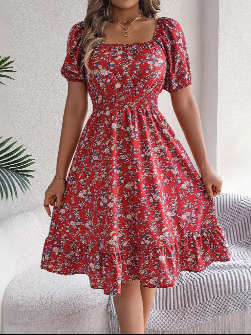 Geblümtes Kleid mit eckigem Ausschnitt, Rüschen und hoher Taille | Ideal für den Sommer