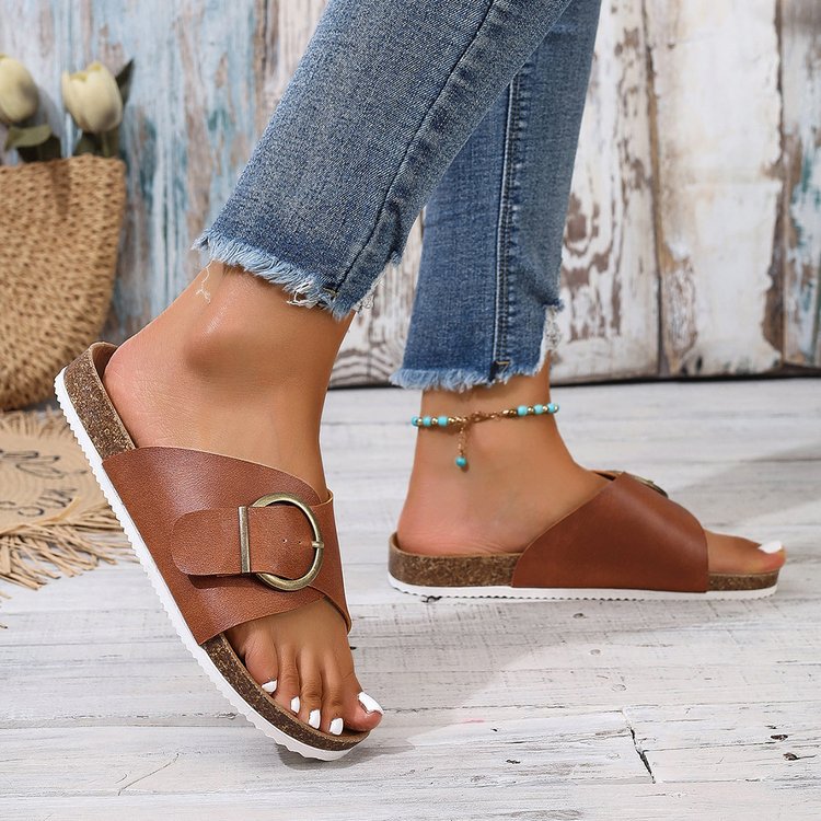 Flache Slip-On-Pantoletten mit Metalldetail | Ideal für den Sommer