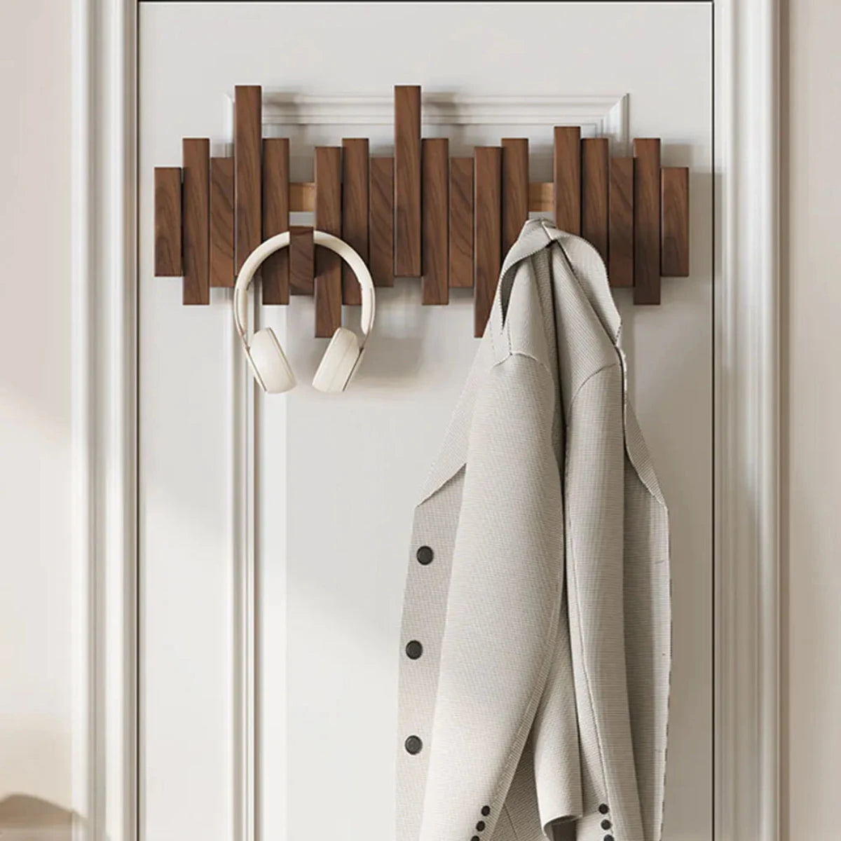 Wandgarderobe aus Holz | Nussbaum oder Buche | Elegant und Platzsparend