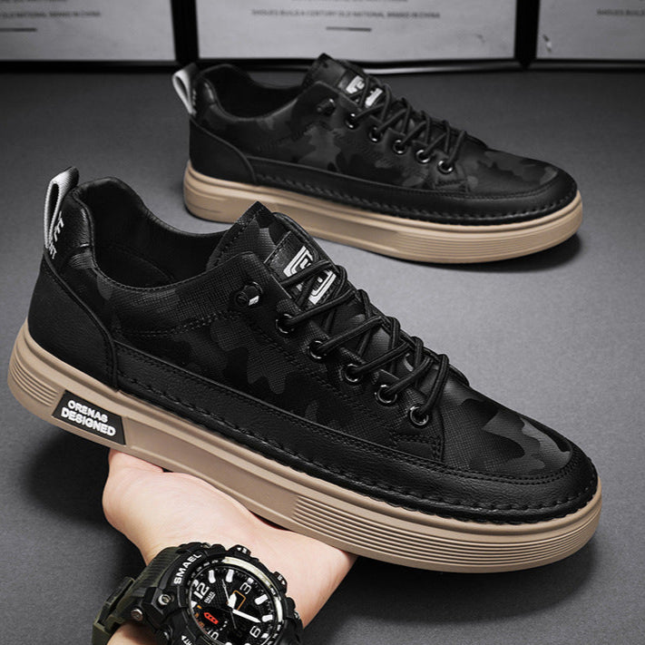 Schwarze Camouflage-Sneaker mit brauner Sohle, modisches Design, sportlich und lässig, ideal für Herrenmode und Streetwear-Trends.