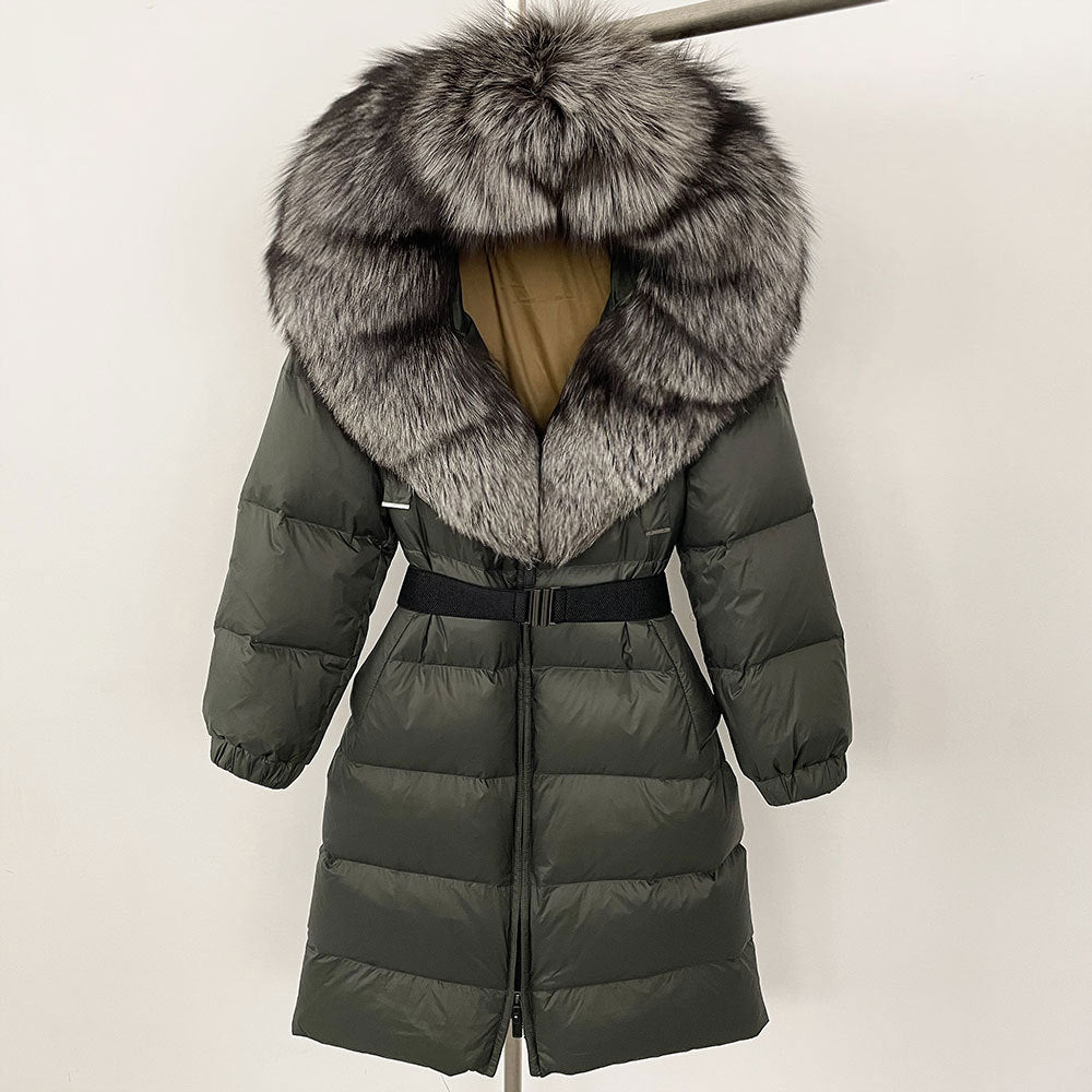 Dunkelgrüner Daunenmantel mit großem, flauschigem Kunstpelzkragen, stilvoller Wintermantel, warm und modisch, ideal für kalte Temperaturen.