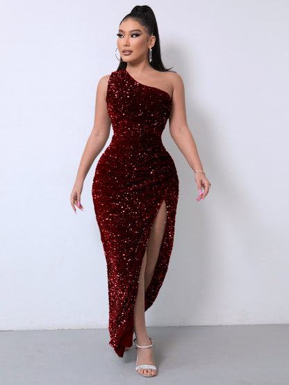 Frau in elegantem, rotem Paillettenkleid mit hohem Schlitz, posiert vor weißer Wand. Abendmode, glamouröses Design, festliche Kleidung.