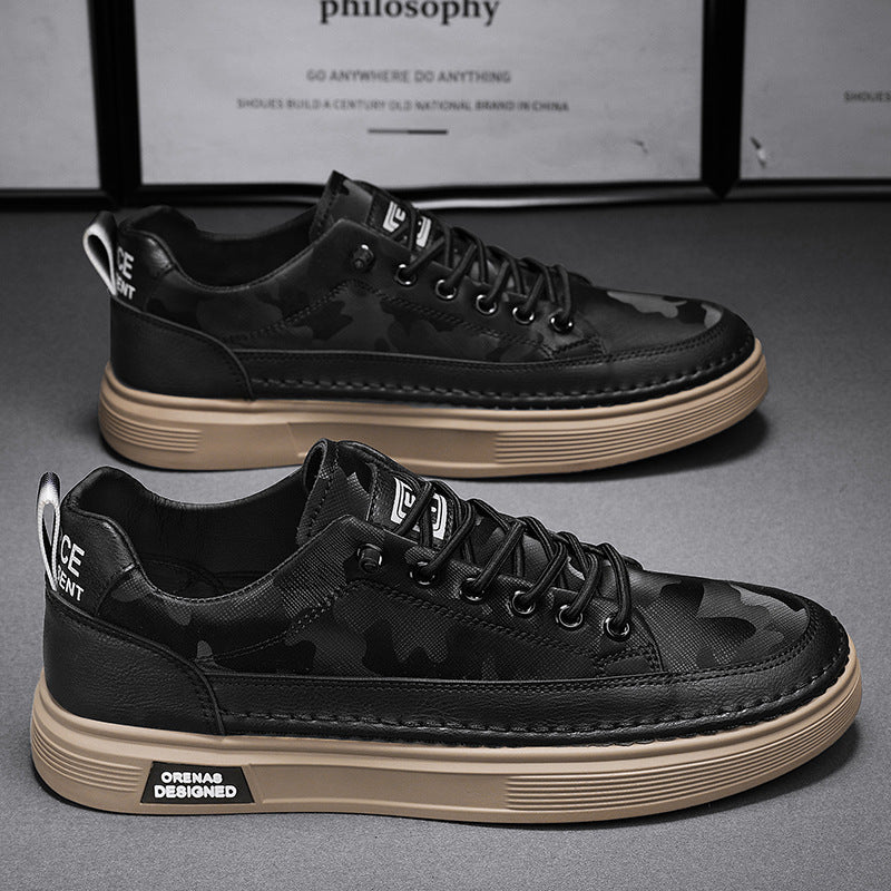 Schwarze Camouflage-Sneaker mit brauner Sohle, modisches Design, seitlich beschriftet, auf grauem Hintergrund, ideal für urbane Streetwear-Looks.