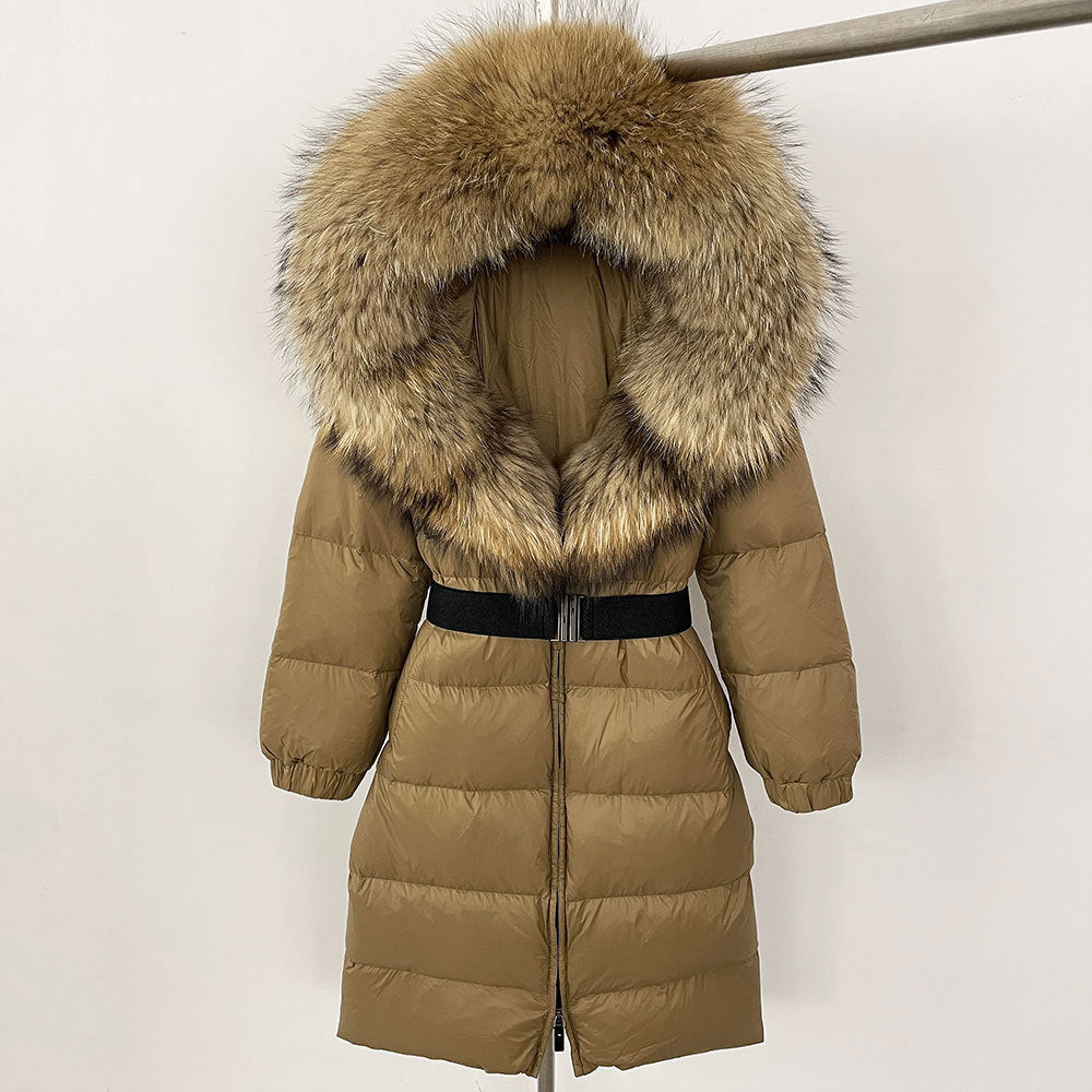 Brauner Daunenmantel mit großem Kunstpelzkragen, Reißverschluss und Gürtel. Wintermode, warme Damenjacke, stilvoller Outdoor-Look.