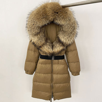 Brauner Daunenmantel mit großem Kunstpelzkragen, Reißverschluss und Gürtel. Wintermode, warme Damenjacke, stilvoller Outdoor-Look.