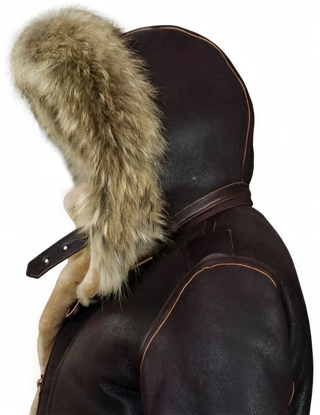 Braune Lederjacke mit Kapuze und Kunstfellbesatz, seitliche Ansicht. Wintermode, warme Oberbekleidung, stilvoller Look.
