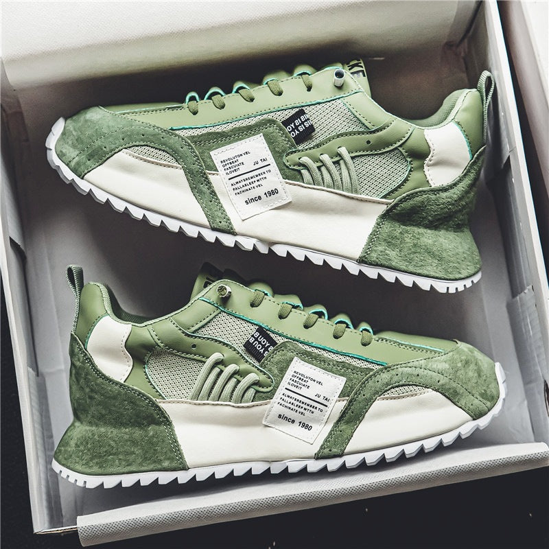 Grüne Sneaker mit weißer Sohle in einem Karton, modernes Design, Textiletiketten, sportlicher Stil, ideal für Freizeit und Outdoor-Aktivitäten.