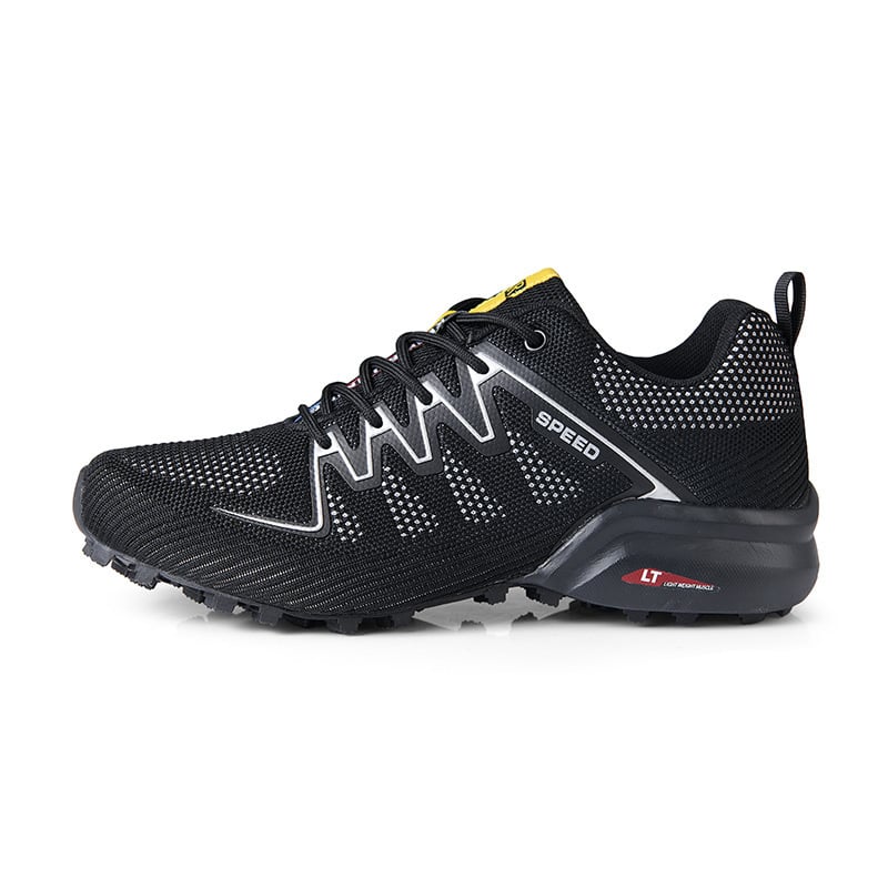 Schwarzer Trailrunning-Schuh mit robustem Profil, atmungsaktivem Mesh-Obermaterial und gelber Zunge. Ideal für Outdoor-Sport und Laufen.