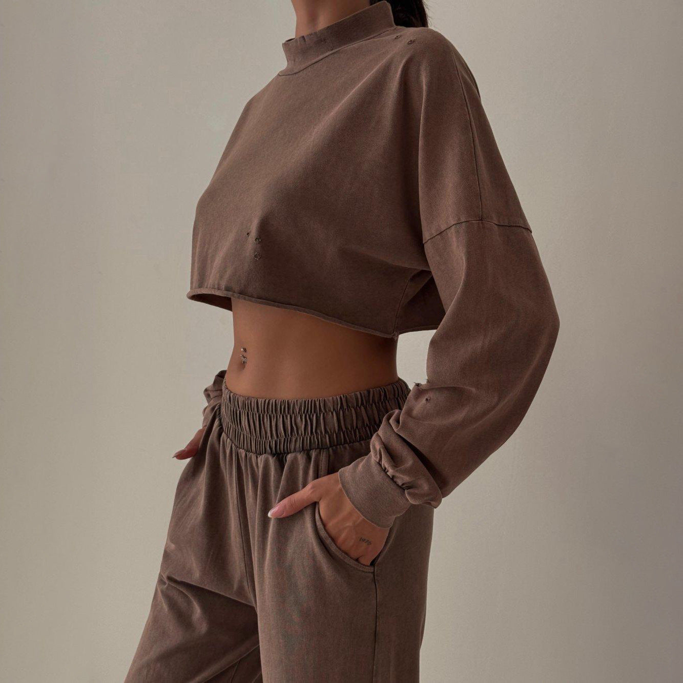 Damen-Zweiteiler für den Herbst mit langärmligem Cropped-Top und Halber Rollkragen sowie locker geschnittener Hose