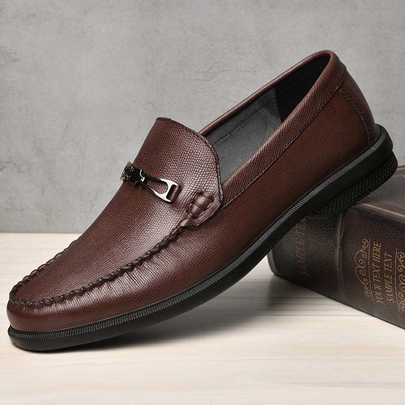 Brauner Herren-Loafer aus Leder mit Metallschnalle, elegantes Design, rutschfeste Sohle, ideal für Business und Freizeit, auf Holztisch platziert.