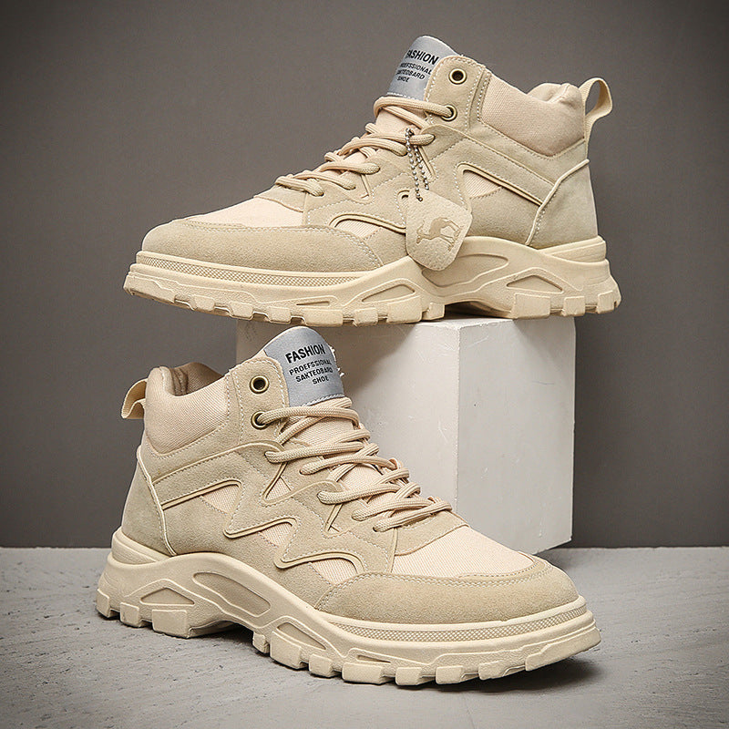 Beige Herren-Wanderschuhe mit robustem Profil, hoher Knöchelstütze und Schnürung. Ideal für Outdoor-Aktivitäten und Trekking.