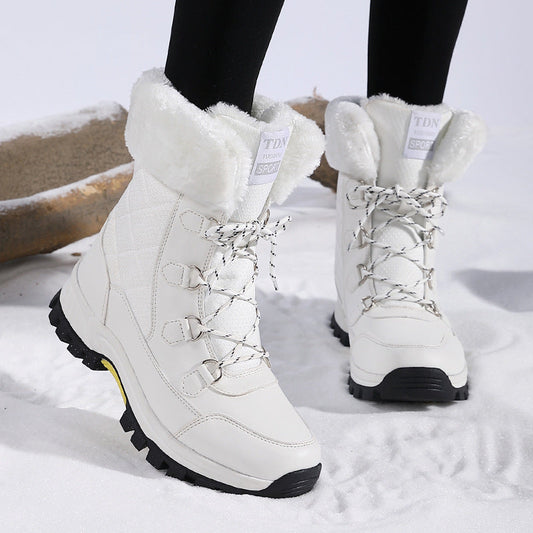 Weiße Damen-Winterstiefel mit Kunstfellfutter, robusten Sohlen und Schnürung im Schnee. Perfekt für kaltes Wetter und Outdoor-Aktivitäten.