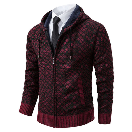 Dunkelrote Herren-Strickjacke mit Kapuze, Reißverschluss und geometrischem Muster, kombiniert mit weißem Hemd und schwarzer Krawatte.
