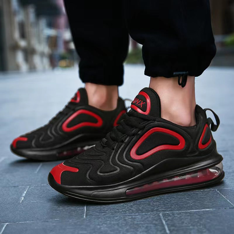 Schwarze und rote Sneaker mit Luftpolstersohle auf grauem Boden. Moderne Sportschuhe, ideal für Laufen und Freizeit. Trendige Herrenmode.