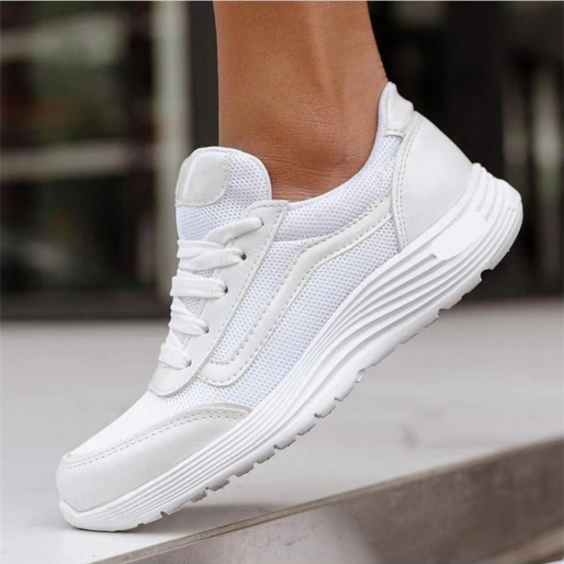 Weiße Damen-Sneaker mit dicker Sohle, atmungsaktivem Mesh-Obermaterial und Schnürsenkeln, ideal für Sport und Freizeit.