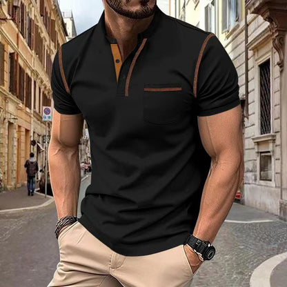 Mann in schwarzem Polohemd und beiger Hose auf einer städtischen Straße. Mode, Herrenbekleidung, lässiger Stil, urbane Umgebung.