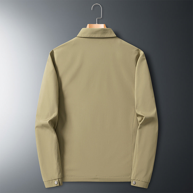 Beige Herrenjacke aus Baumwolle, Rückansicht. Stilvolle, leichte Übergangsjacke mit Knopfdetails, ideal für Frühling und Herbst.