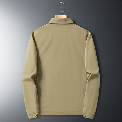 Beige Herrenjacke aus Baumwolle, Rückansicht. Stilvolle, leichte Übergangsjacke mit Knopfdetails, ideal für Frühling und Herbst.