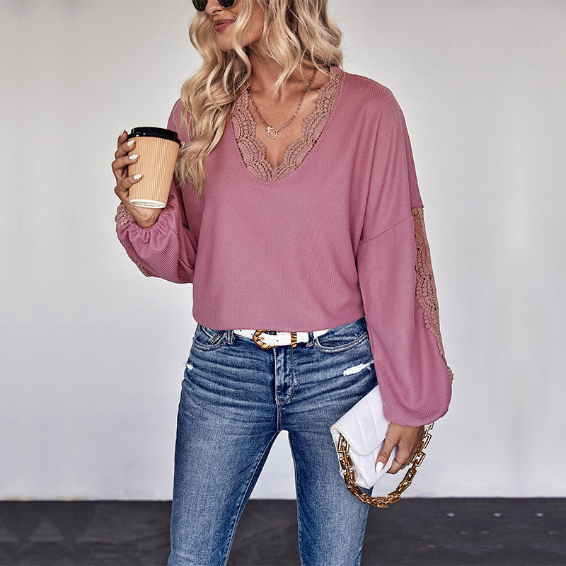 Frau in rosa Spitzenbluse und blauer Jeans hält Kaffeebecher und weiße Clutch. Modetrend, lässiger Stil, Damenmode, Streetstyle.