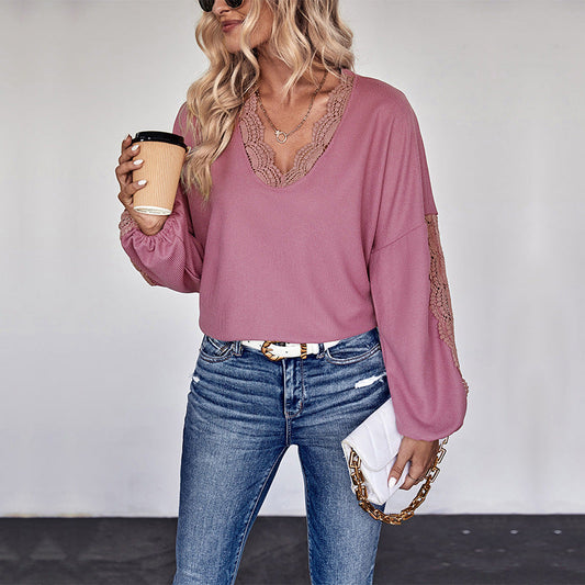 Frau in rosa Spitzenbluse und blauer Jeans hält Kaffeebecher und weiße Clutch. Modetrend, lässiger Stil, Damenmode, Streetstyle.