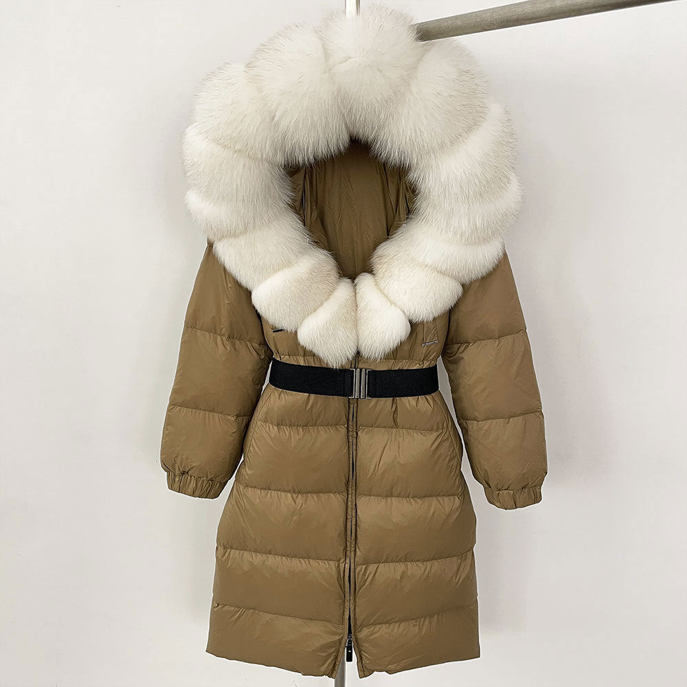 Brauner Daunenmantel mit weißem Kunstpelzkragen, Gürtel und Reißverschluss. Wintermode, stilvoller Damenmantel, warm und elegant.