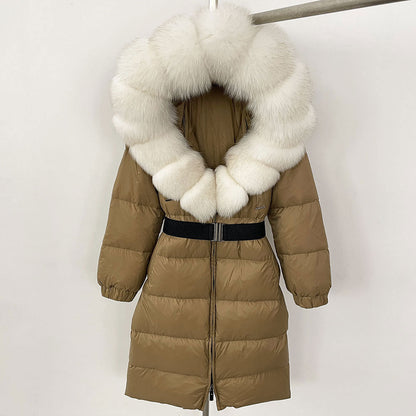 Brauner Daunenmantel mit weißem Kunstpelzkragen, Gürtel und Reißverschluss. Wintermode, stilvoller Damenmantel, warm und elegant.