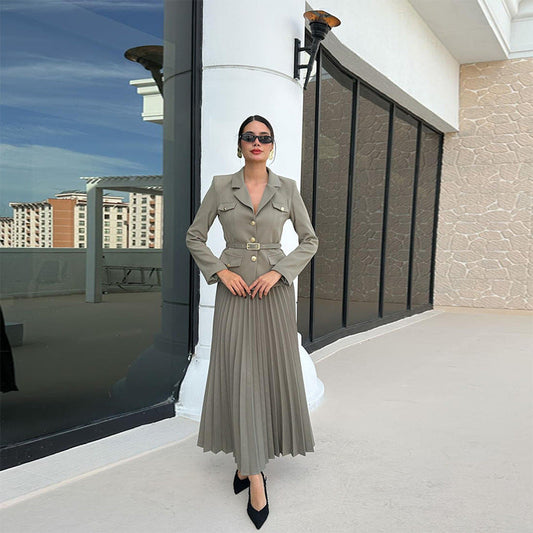 Damen-Anzugset mit V-Ausschnitt-Blazer, Gürtel und maßgeschneiderten Hosen